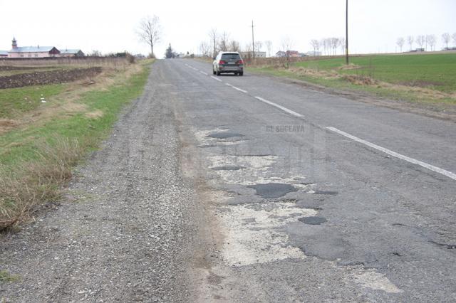 Drumul se prezintă prost pe multe porţiuni după intervenţia de anul trecut