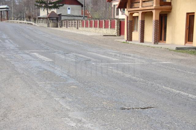 Drumul naţional Suceava-Dorohoi se prezintă prost după tratamentul cu piatră concasată de anul trecut