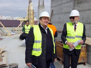 Gheorghe Flutur și Vasile Rîmbu pe şantierul noului ambulatoriu