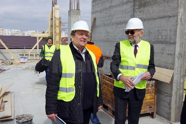 Gheorghe Flutur și Vasile Rîmbu pe şantierul noului ambulatoriu