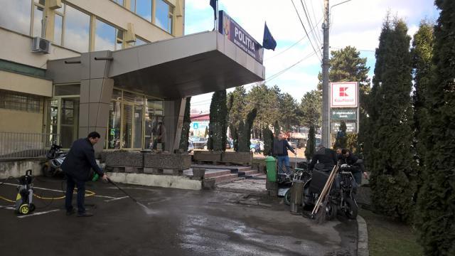 Câţiva poliţişti au făcut curat în parcare și în fața sediului Poliției municipiului Suceava