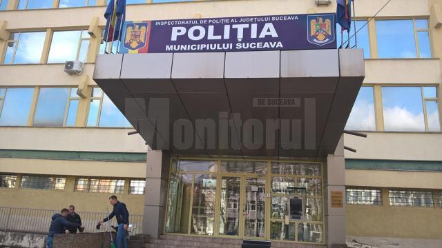 Câţiva poliţişti au făcut curat în parcare și în fața sediului Poliției municipiului Suceava