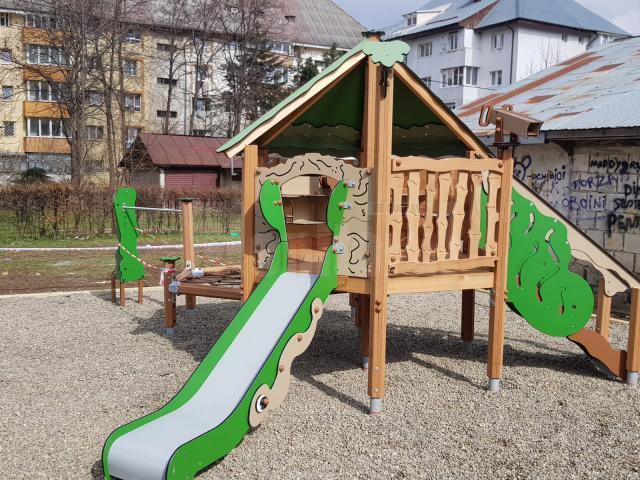 Opt locuri de joacă din Suceava, dotate cu echipamente moderne şi covor elastic