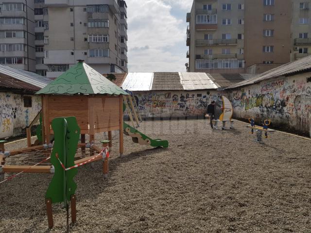 Opt locuri de joacă din Suceava, dotate cu echipamente moderne şi covor elastic
