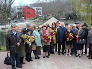 24 de cupluri care au împlinit 50 de ani de căsătorie, surprinse cu o excursie la zona de agrement a Sucevei