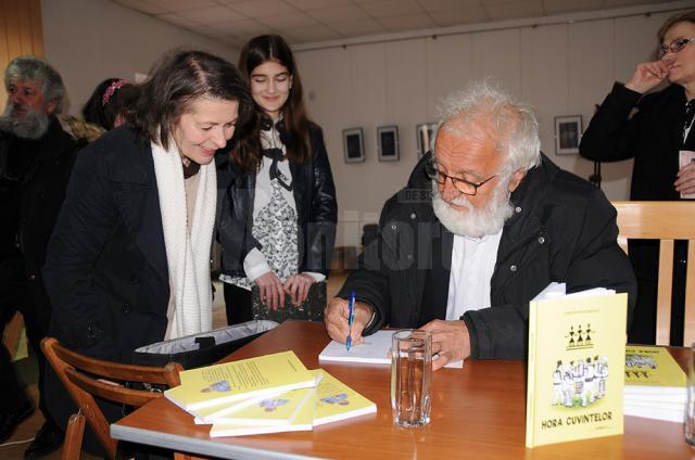 Autorul le-a oferit participanţilor plachete de poezie purtând semnătura sa
