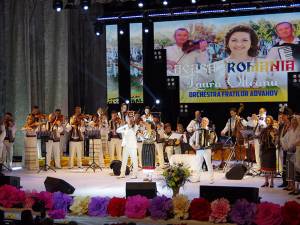 Sală plină şi aplauze îndelungi, la regalul de folclor oferit de Laura Olteanu, Orchestra Fraţilor Advahov şi invitaţii lor