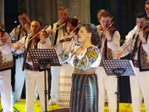 Sală plină şi aplauze îndelungi, la regalul de folclor oferit de Laura Olteanu, Orchestra Fraţilor Advahov şi invitaţii lor