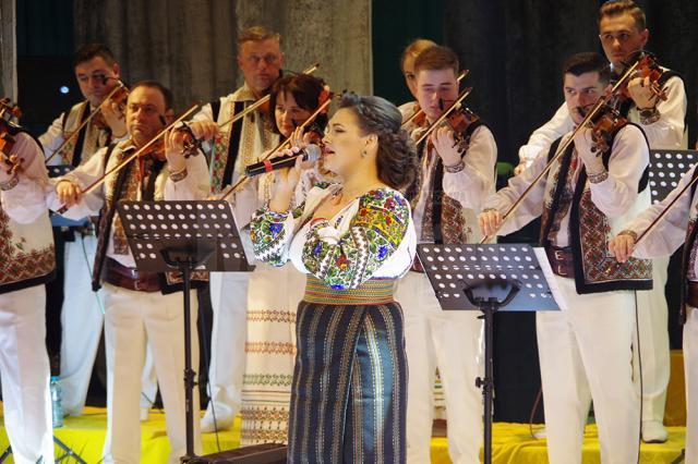 Sală plină şi aplauze îndelungi, la regalul de folclor oferit de Laura Olteanu, Orchestra Fraţilor Advahov şi invitaţii lor