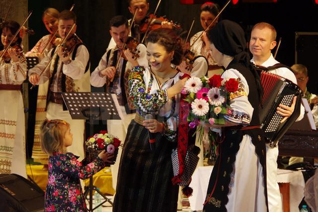 Sală plină şi aplauze îndelungi, la regalul de folclor oferit de Laura Olteanu, Orchestra Fraţilor Advahov şi invitaţii lor