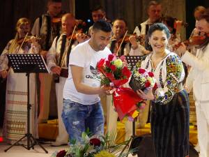 Sală plină şi aplauze îndelungi, la regalul de folclor oferit de Laura Olteanu, Orchestra Fraţilor Advahov şi invitaţii lor