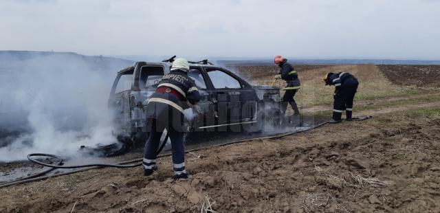 Incendiu pe un câmp de lângă Cumpărătura: un autoturism marca Land Rover a ars ca o torţă