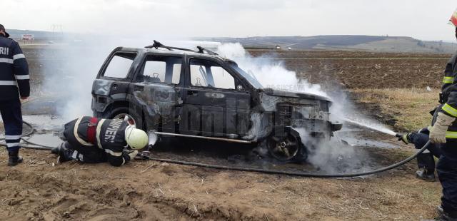 Incendiu pe un câmp de lângă Cumpărătura: un autoturism marca Land Rover a ars ca o torţă