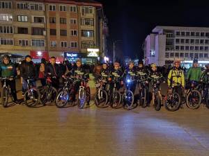 Membrii Asociaţiei Sportive Suceava pe Bicicletă au marcat Ora Pământului în stil propriu, pedalând 20 de km