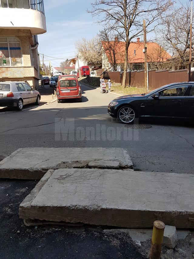 Plăcile de beton uitate în stradă de constructori, de peste un an de zile