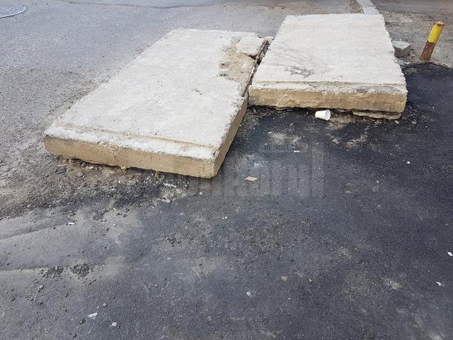 Plăcile de beton uitate în stradă de constructori, de peste un an de zile