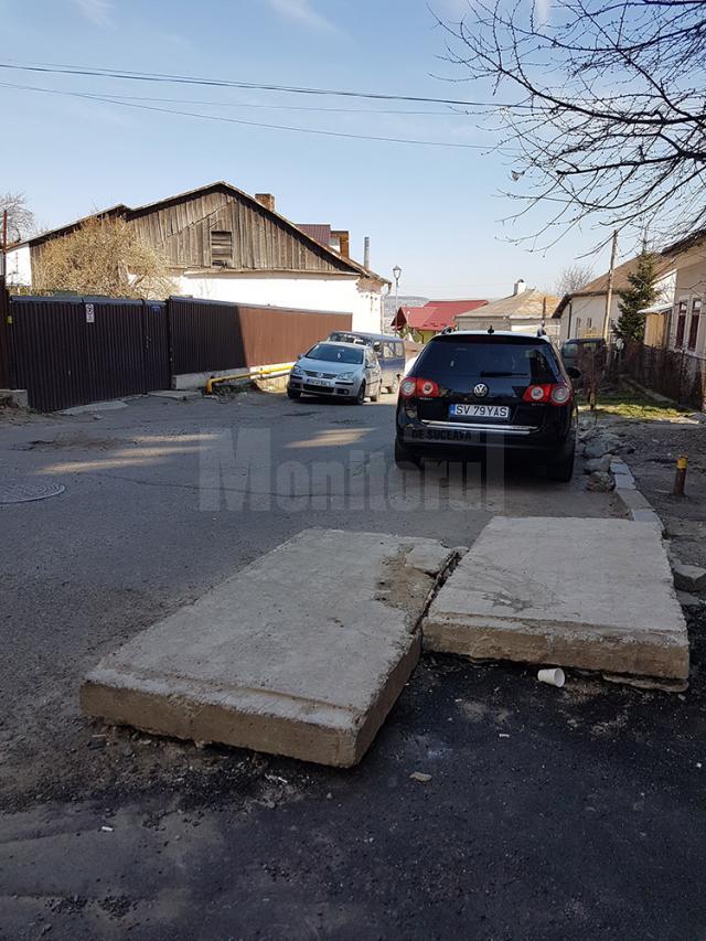 Plăcile de beton uitate în stradă de constructori, de peste un an de zile