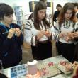 Zeci de copii şi tineri au învăţat să încondeieze ouă, la Centrul pentru Susţinerea Tradiţiilor Bucovinene