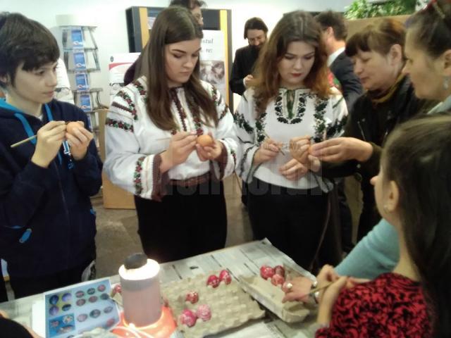 Zeci de copii şi tineri au învăţat să încondeieze ouă, la Centrul pentru Susţinerea Tradiţiilor Bucovinene
