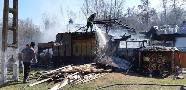 Gospodărie din Iaslovăț, afectată de un puternic incendiu