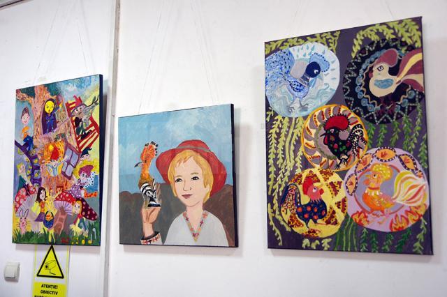 Prima expoziţie de pictură a artistei Ioana Holca, în vârstă de 10 ani, la Galeria Bibliotecii Bucovinei