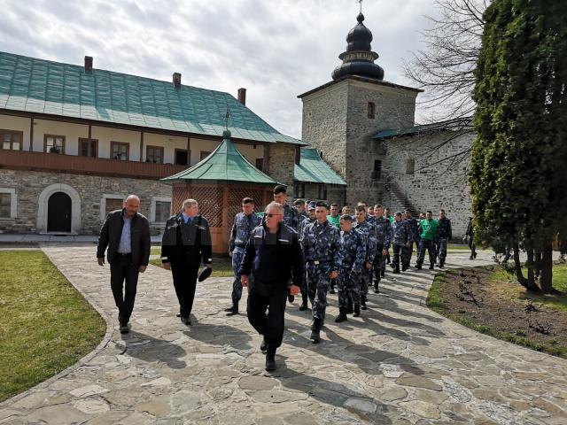 La finalul acțiunii de regenerare a pădurilor, participanții au făcut o vizită la Mănăstirea Slatina