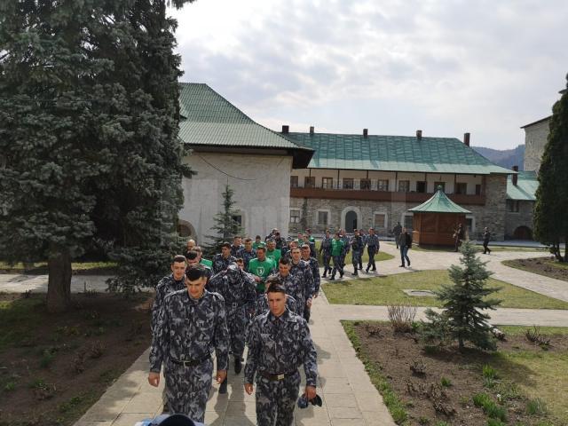 La finalul acțiunii de regenerare a pădurilor, participanții au făcut o vizită la Mănăstirea Slatina