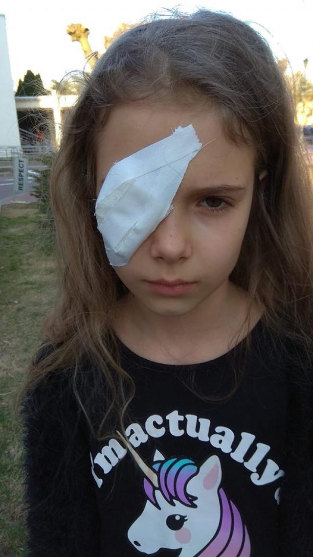 Fetiţa rănită la ochi    SURSA FOTO Facebook