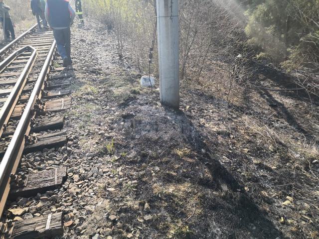 Focul s-a manifestat în imediata apropiere a căii ferate