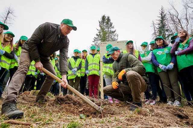 „Pădurea de Mâine” a mai crescut cu 6.160 de puieți de arbori, plantați la Arbore