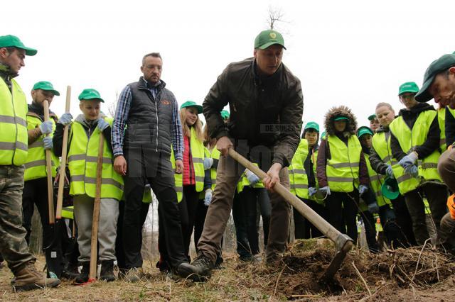 „Pădurea de Mâine” a mai crescut cu 6.160 de puieți de arbori, plantați la Arbore