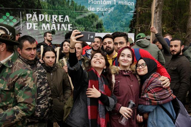 „Pădurea de Mâine” a mai crescut cu 6.160 de puieți de arbori, plantați la Arbore. Foto: Ema Motrescu