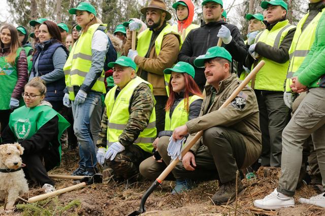 „Pădurea de Mâine” a mai crescut cu 6.160 de puieți de arbori, plantați la Arbore. Foto: Ema Motrescu