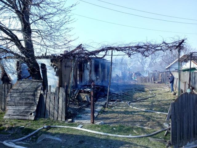 Două gospodării au fost afectate de un puternic incendiu la Boroaia