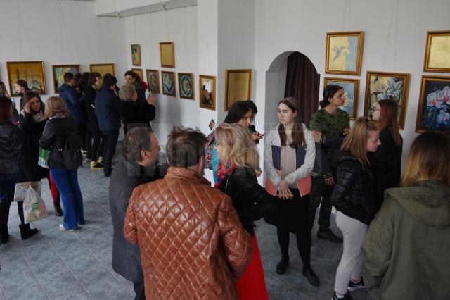 Expoziția „Iconografii de primăvară”, o invitație în universul de aur al artistului plastic Emilian Adrian Gavrilean