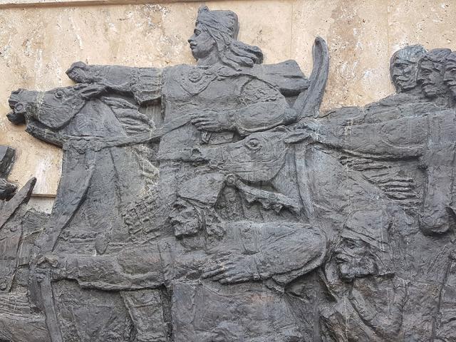 Ștefan cel Mare, rămas fără sabie pe basorelieful statui ecvestre din Parcul Șipote