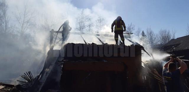 O familie din Iaslovăț are nevoie de ajutor, după ce și-a pierdut gospodăria într-un incendiu