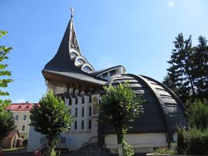 Liturghie arhierească la Biserica martirilor „In memoriam” din Suceava