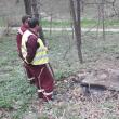 Angajaţii ACET au desfundat canalizarea, iar reprezentanţii Gărzii de Mediu Suceava le-au cerut să salubrizeze zona
