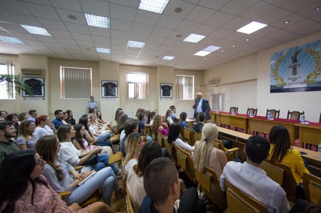 Studenții și absolvenții au șansa de a face stagii de practică în Guvernul României