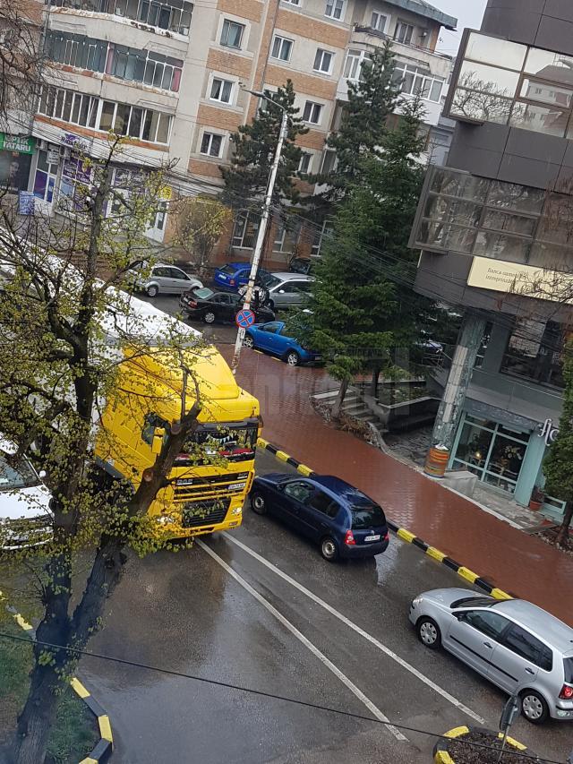 Camion de mare tonaj, „rătăcit” și blocat în centrul Sucevei