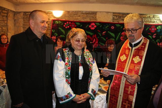 Preotul paroh Mitu Pascal, alături de Viorel şi Elena Cucu