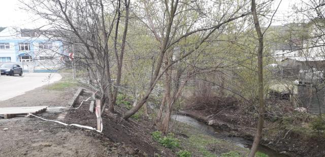 Un pârâu cu rahat curge liniştit în Şcheia
