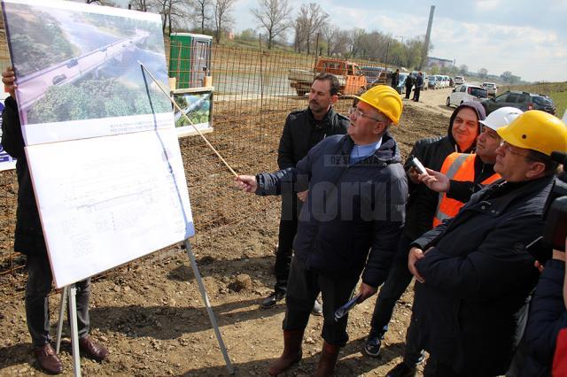 Planul lucrărilor de realizare a noului pod peste apa Sucevei, prezentate de primarul Ion Lungu