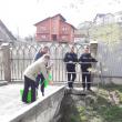 Reprezentanţii Sistemului de Gospodărire a Apelor Suceava s-au deplasat la pârâul Șcheia şi au luat probe din cursul de apă