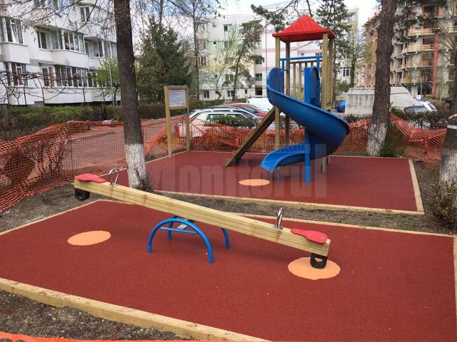 Opt locuri de joacă modernizate au fost date în folosinţă în Suceava