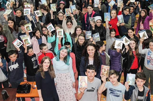 Beneficiarii programului „Cărțile copilăriei” sunt elevii din  36 școli sucevene