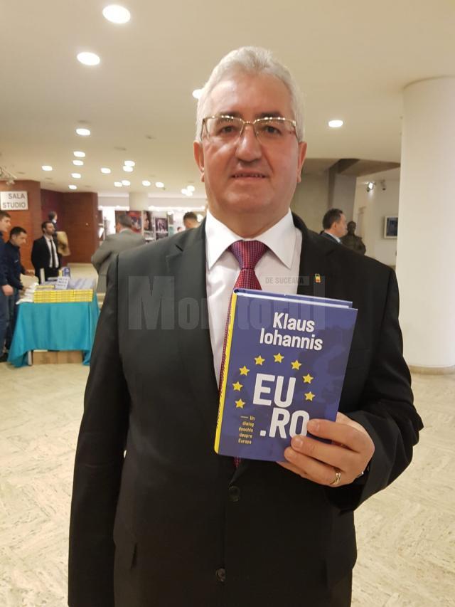 Primarul Ion Lungu, alături de Klaus Iohannis la lansarea celei de-a treia cărți