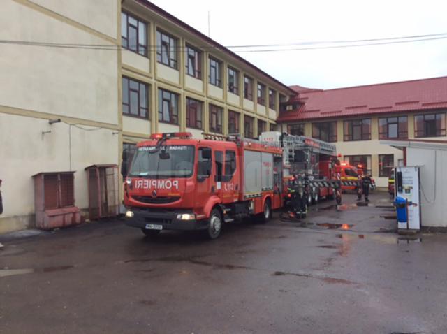 Incendiu cu persoane izolate în imobil, la Colegiul Tehnic Rădăuţi
