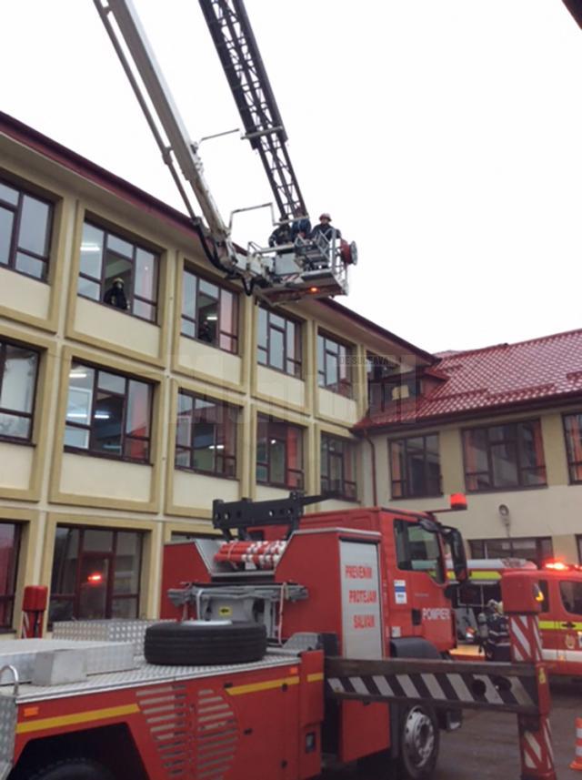 Incendiu cu persoane izolate în imobil, la Colegiul Tehnic Rădăuţi